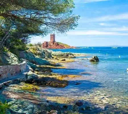 Pool,beach,garden,parking Free,4 Travelers Lejlighed Saint-Raphaël
